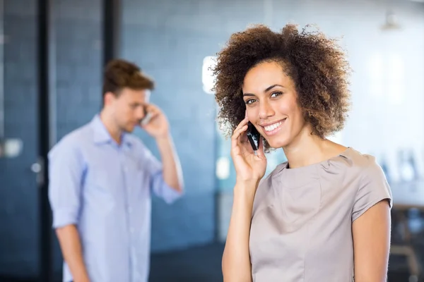 Mulher se comunicando no telefone móvel — Fotografia de Stock