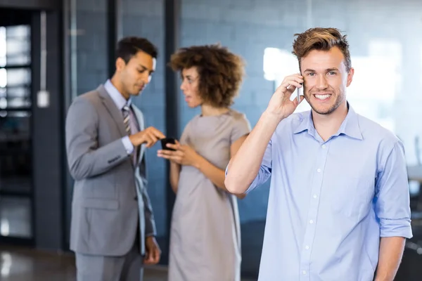 Säker verkställande talar i mobiltelefon — Stockfoto