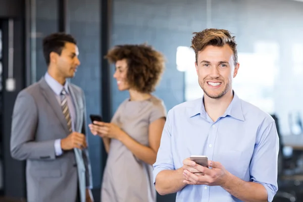 Magabiztos ügyvezető mobiltelefon használata — Stock Fotó