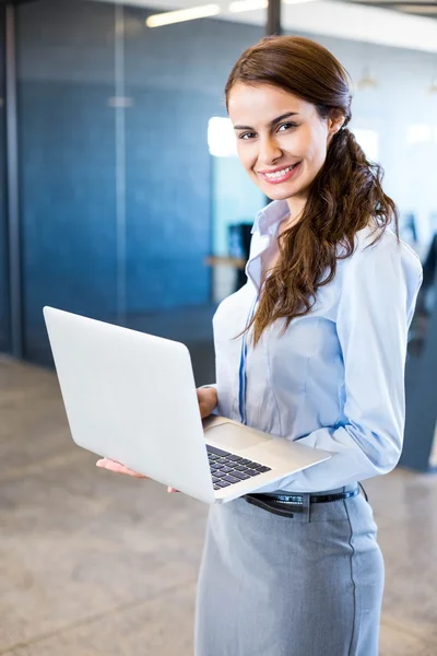 Jovem mulher usando laptop — Fotografia de Stock