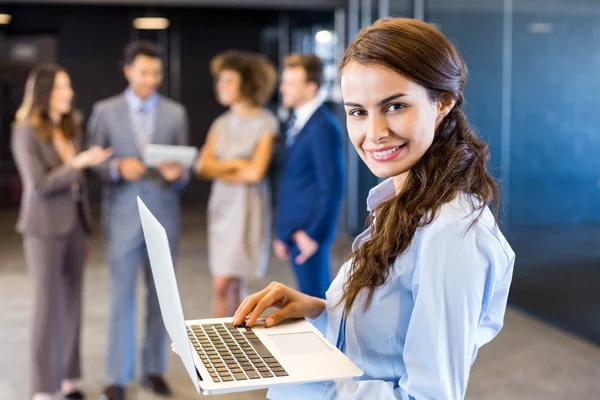 Selbstbewusste Geschäftsfrau mit Laptop — Stockfoto