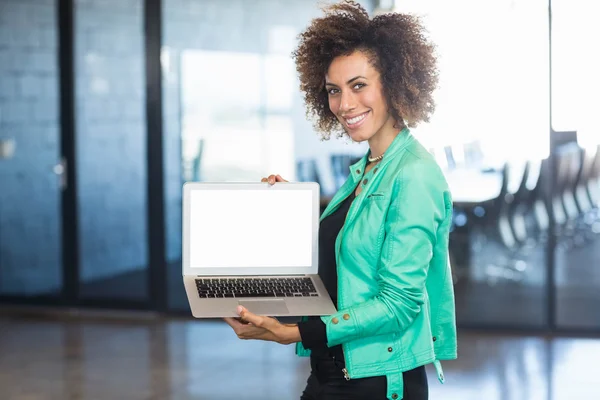 Kobieta korzystająca z laptopa w biurze — Zdjęcie stockowe