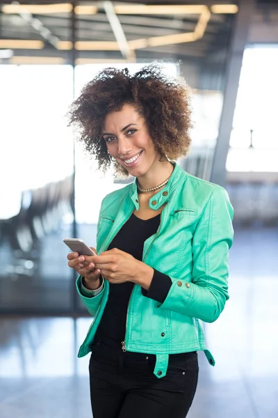 Mujer usando el teléfono en la oficina —  Fotos de Stock