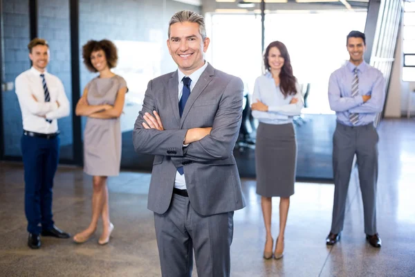 Empresário sorrindo para a câmera — Fotografia de Stock