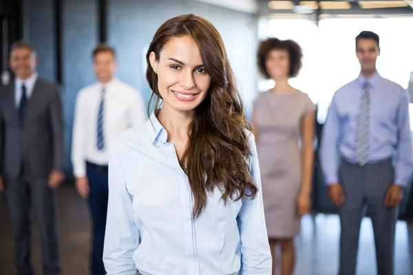 Mujer de negocios sonriendo a la cámara — Foto de Stock