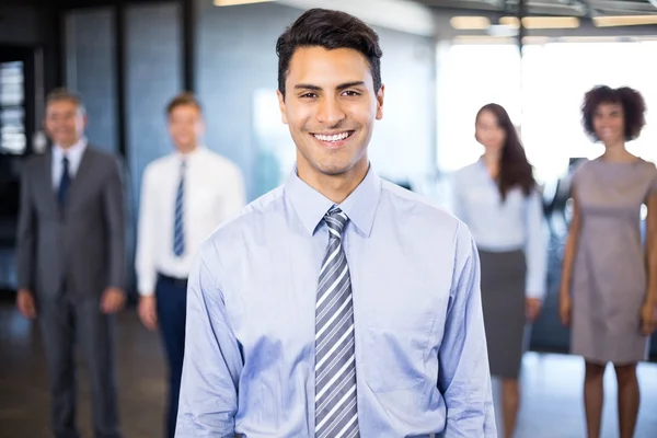 Empresario sonriendo a la cámara — Foto de Stock