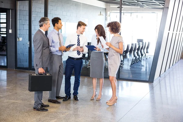 Equipo empresarial que interactúa en la oficina —  Fotos de Stock