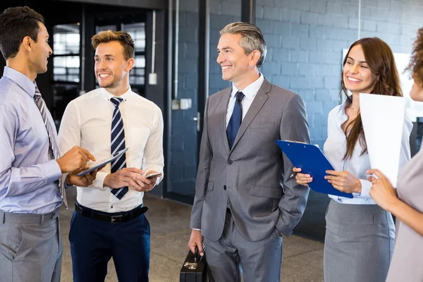 Verksamhet team interagerar i office — Stockfoto