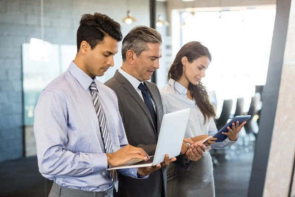 Hommes d'affaires au bureau — Photo