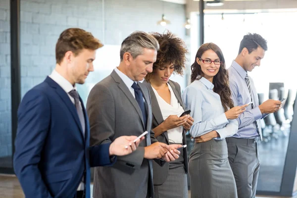 Verksamhet team med sin telefon — Stockfoto