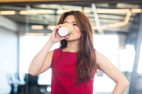 Vacker ung kvinna med kaffe — Stockfoto