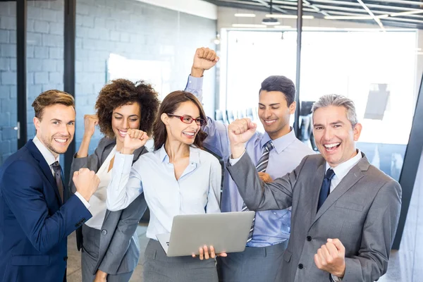 Equipo empresarial que celebra el éxito — Foto de Stock