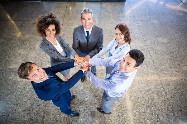 Gente de negocios manos apiladas — Foto de Stock