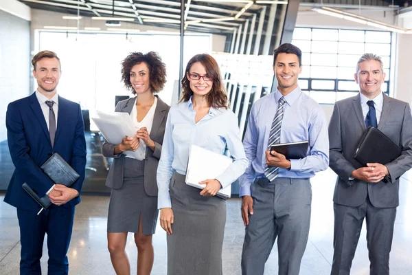 Equipe de negócios com documento e organizador — Fotografia de Stock