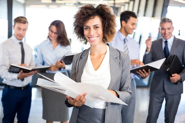 Equipe de negócios com documento e organizador — Fotografia de Stock