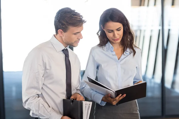 Mensen uit het bedrijfsleven met document en organisator — Stockfoto