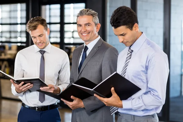 Equipo de negocios con documento y organizador — Foto de Stock