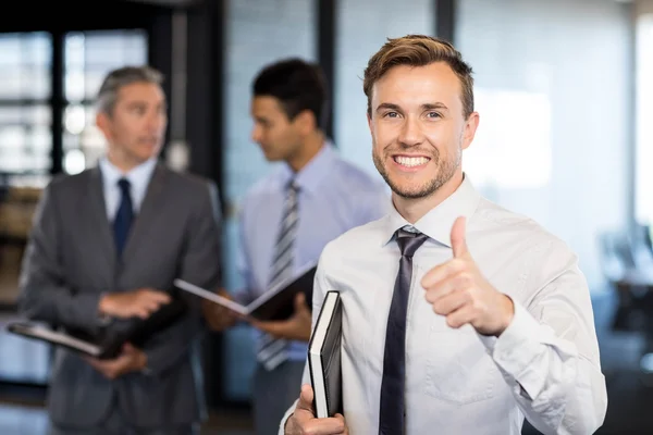 Zakenman viert zijn overwinning — Stockfoto