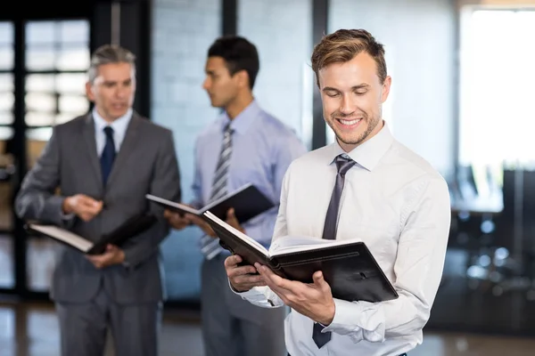 Hombre de negocios con su organizador —  Fotos de Stock