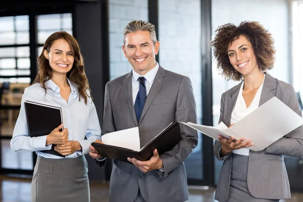 Equipe de negócios com documento e organizador — Fotografia de Stock