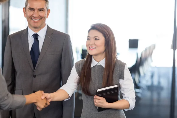 Affärskvinna interagerar med laget i office — Stockfoto