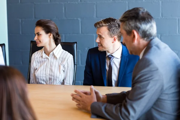 Mensen uit het bedrijfsleven bespreken in de vergadering van de conferentie — Stockfoto