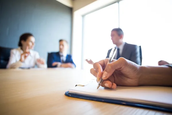 Gli uomini d'affari discutono in riunione di conferenza — Foto Stock