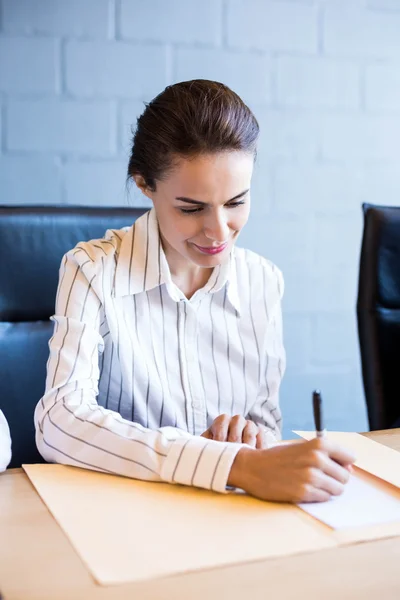 Femme d'affaires confiante en réunion d'affaires — Photo