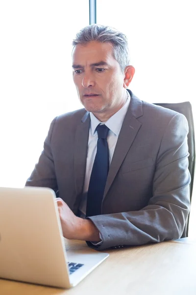 Uomo d'affari che lavora su laptop in riunione — Foto Stock