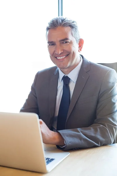 Empresário trabalhando no laptop em reunião — Fotografia de Stock