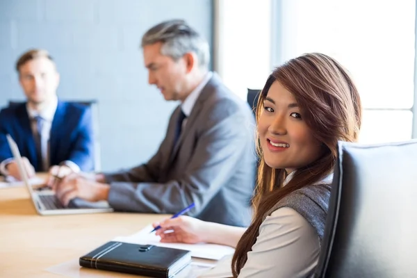 Mujer de negocios de confianza en la reunión — Foto de Stock