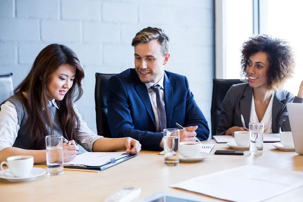 Gente de negocios en la sala de conferencias — Foto de Stock