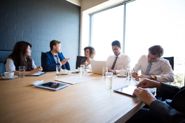 Gente de negocios en la sala de conferencias — Foto de Stock