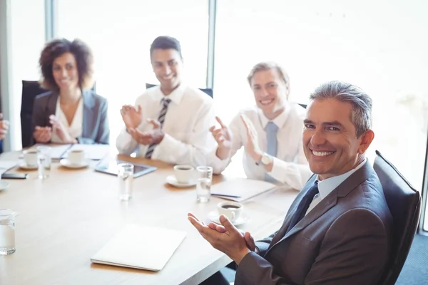 Affärsmän i konferensrummet — Stockfoto