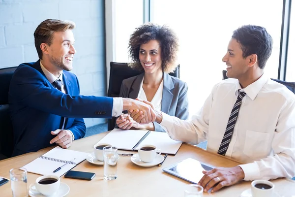 Gente de negocios discutiendo —  Fotos de Stock