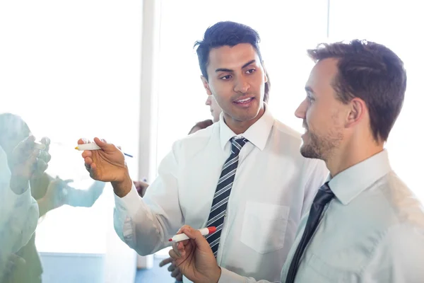 Affärsmän skriva på Whiteboard — Stockfoto