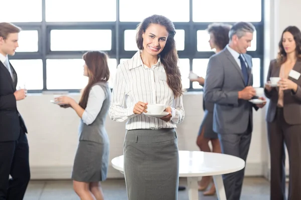 Empresária sorrindo para a câmera — Fotografia de Stock