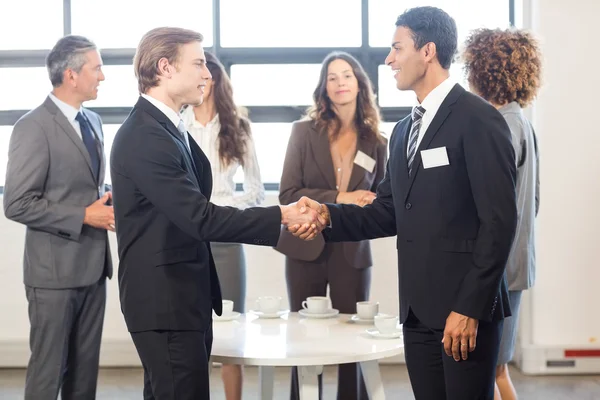 Geschäftsmann interagiert mit seinem Team — Stockfoto