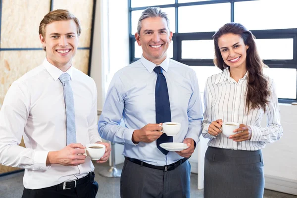 Geschäftsleute stehen im Amt zusammen — Stockfoto