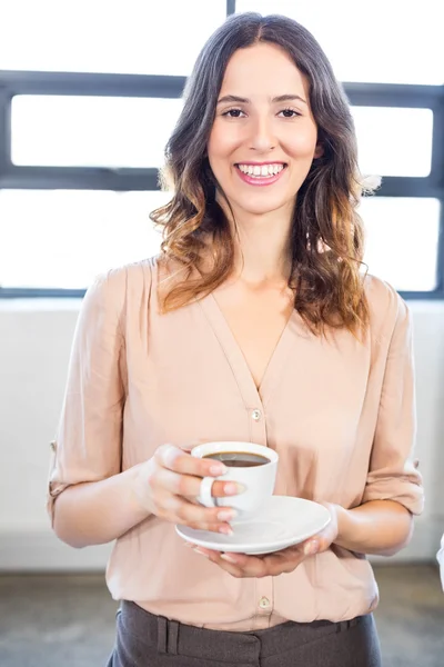 Femme d'affaires ayant une tasse de thé — Photo