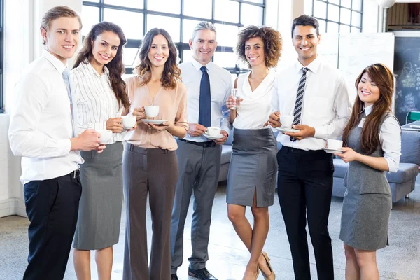 Mensen uit het bedrijfsleven permanent samen in office — Stockfoto