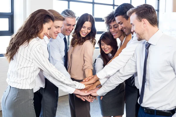 Gente de negocios apilándose las manos en la oficina — Foto de Stock