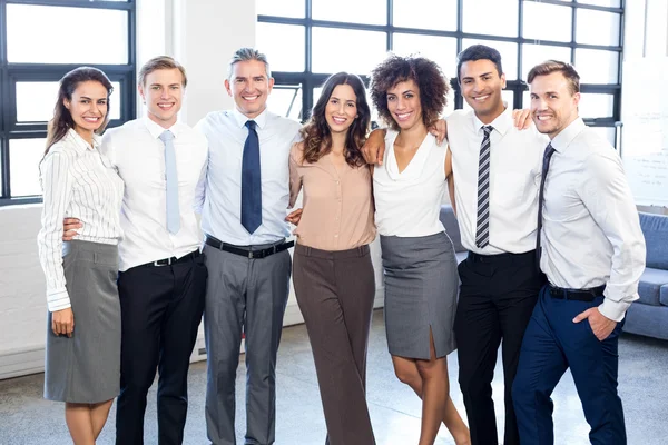 Geschäftsleute stehen zusammen — Stockfoto