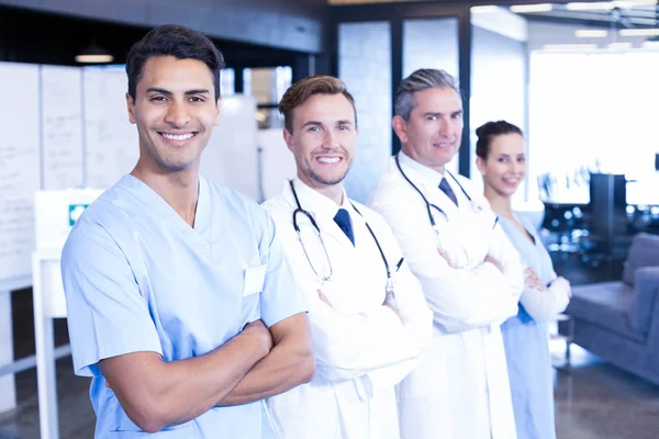 Equipo médico de pie juntos — Foto de Stock