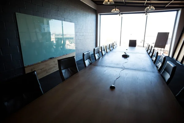 Uma sala de conferências moderna vazia no escritório — Fotografia de Stock