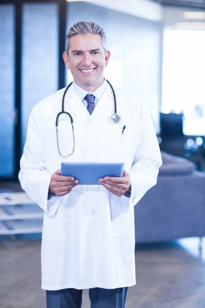 Médico segurando tablet digital — Fotografia de Stock