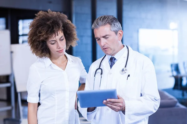 Lekarz i kolega szuka w tabletce — Zdjęcie stockowe