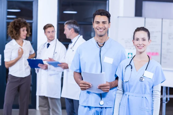 Medico in possesso di rapporto medico e sorridente — Foto Stock