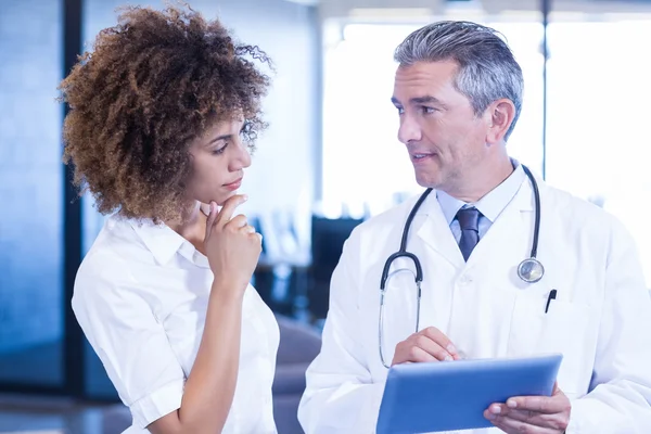 Doctor y colega buscando en la tableta — Foto de Stock