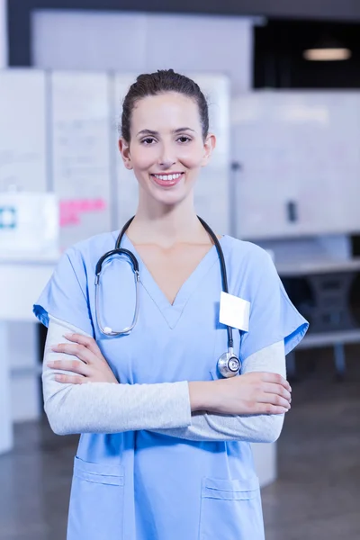 Medico donna con le braccia incrociate — Foto Stock